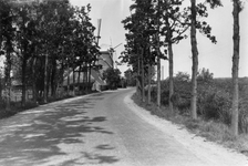 602450 Gezicht in de Zeisterweg te Woudenberg met op de achtergrond de korenmolen De Trouwe Hulp.